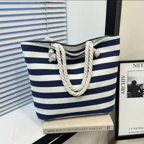 Плажна чанта с въжени дръжки в морско синьо-бяло райе